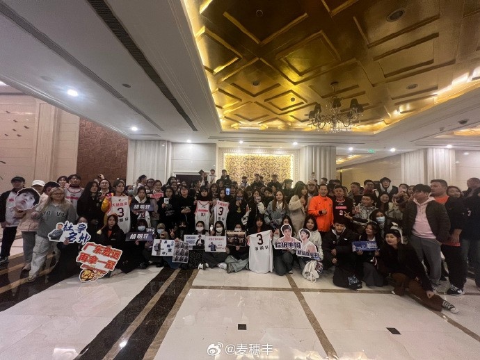他鄉(xiāng)的感動！許多球迷聚在酒店歡迎廣東男籃歸來 并合照留念