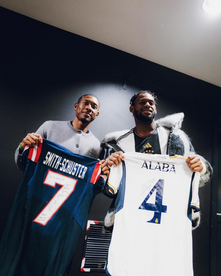 忙里偷閑阿拉巴昨日踢滿全場，今日赴德現(xiàn)場觀賽NFL
