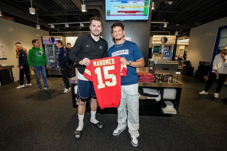 東契奇賽后收到NFL巨星馬霍姆斯的簽名球衣 并與其合影留念