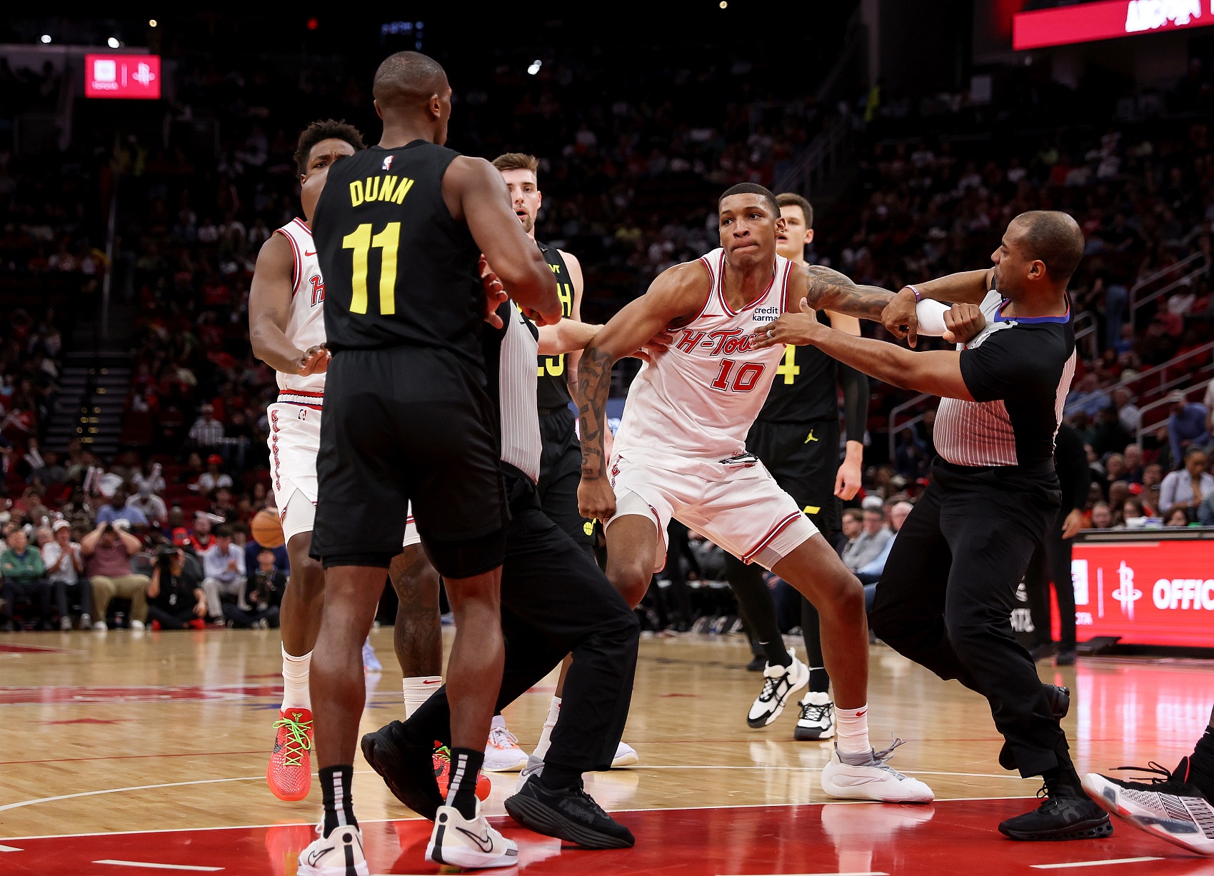 鄧恩和小史密斯打架NBA官方：前者出拳禁賽兩場&后者一場